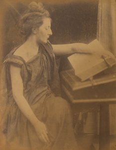 [本を読むローブを着た女性」1870年 作： Julia Margaret Cameron