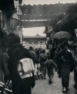 京都の劇場街は、世界で最も興味深い高速道路の1つです。c1900、1921年 作： Julian Leonard Street