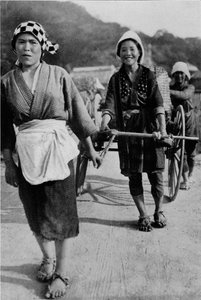 3世代の女性が祖母を後ろにしてカートを動かし、押す、c1900、1921。 作： Julian Leonard Street