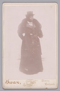 トップハットと毛皮のストールを身につけた身元不明の女性のキャビネットカード（1895年頃）。 作： Justus C. Swan
