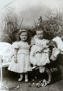 19世紀後半のロシアの大公爵夫人オルガニコラエフナとタチアナニコラエフナ 作： K. von Hahn