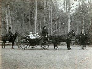 1900年代にロシアのツァールスコエセローの公園で家族と一緒にロシアの皇帝ニコラス2世。 作： K. von Hahn