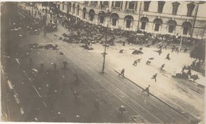 1917年7月4日、1917年7月4日、デモ隊に対する政府軍の発砲 作： Karl Karlovich Bulla