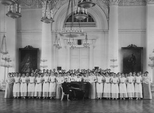 音楽レッスンでのスモーリニー高貴な乙女研究所の生徒c。 1913