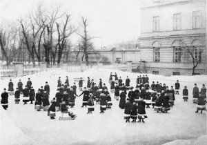 ウィンターウォークでのスモーリィ高貴な乙女研究所の生徒c。 1913 作： Karl Karlovich Bulla