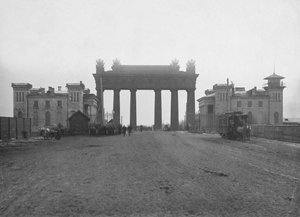 サンクトペテルブルクのモスクワ凱旋門、1890年代 作： Karl Karlovich Bulla