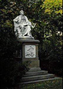 オーストリアの作曲家、フランツ・ペーター・シューベルト（1797-1828）に敬意を表したモニュメント。彫刻はカール・クンドマン（1838-1919）1872年。オーストリア、ウィーン市立公園