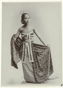 ジャワのダンサーのスタジオ ポートレート サロンでジャワの若い女性の肖像画 作： Kassian Cephas