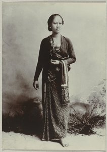ジャワの若い女性のスタジオ ポートレート 作： Kassian Cephas