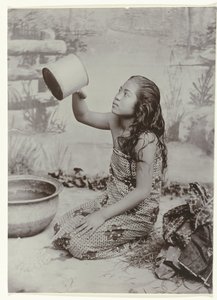 若いジャワのワックスがけ女性のスタジオ ポートレート 作： Kassian Cephas