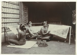 布にバティックのデザインを描く 3 人のジャワ女性 サロンを着た 3 人のジャワ人女性が生地にバティック パターンを作る