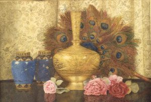 イースタン・プレゼンツ七宝焼の花瓶、孔雀の羽、ダマスクローズ、インドの花瓶 作： Kate Hayllar