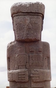 西暦8～10世紀に建造されたプレ・コロンブス遺跡の寺院地区カラササイのポンセ・モノリス（写真）（138751も参照） 作： ケイティ・アッテンボロー