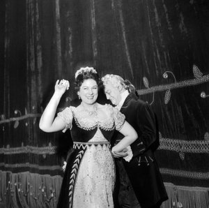 ミラノのスカラ座でのレナータ・テバルディとティト・ゴッビ 作： Alec Hunter