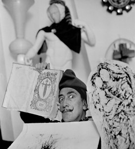 1957 年 11 月、ポート リガットの自宅にいるサルバドール ダリ (白黒写真) 作： Alec Hunter