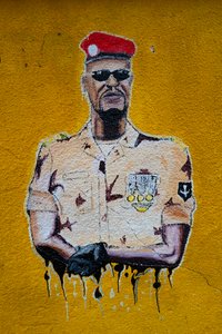 ママディ・ドゥンボウヤのストリート アートの肖像画、コナクリ、2019 年 作： Alec Hunter