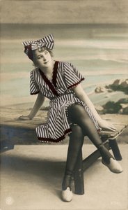 夏のドレスを着た女性、c。 1900年代初頭（ポストカード）