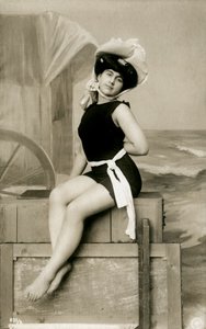 水着の女性、c。 1900年代初頭（ポストカード） 作： Alec Hunter