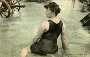 水着の女性、c。 1900年代初頭（ポストカード） 作： Alec Hunter