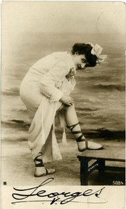 浜辺の女 c. 1900年代初頭（ポストカード） 作： Alec Hunter