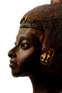 ベルリン博物館、ヌビアのファラオ、ティエ像、アメンホテプ3世の妻 作： Kenneth Garrett