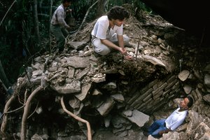 カンクン、グアテマラ、アーサー・デマレスト、ルディ・ラリオス、マヤ、宮殿、古典期、ペテン、2004年（写真） 作： Kenneth Garrett