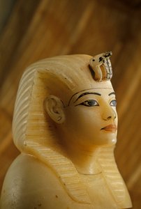 女性の肖像画を模したツタンカーメン墓のアラバスター製カノープス栓 2009年（写真） 作： Kenneth Garrett