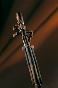 グアテマラ、マヤの首都アグアテカの貴族の家から出土した陶製のフルート、AD 700 - 800、2006年（写真） 作： Kenneth Garrett