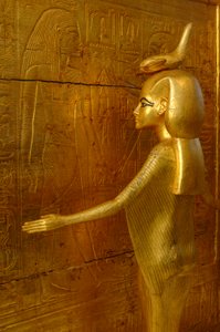 カノポス壺のための祠を囲むセルケト女神のディテール、木と漆喰と金箔、2009年（写真） 作： Kenneth Garrett