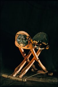 ツタンカーメン王の折りたたみ式象牙製ヘッドレスト、新王国時代、2002年（写真） 作： Kenneth Garrett