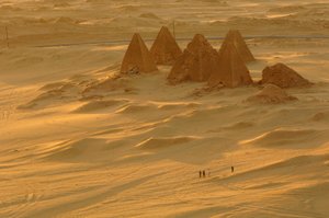 ゲベル・バルカル、神殿群、ファラオ・タハルカ、ムト神殿、B300、ナイル川カレイマ町、2007年（写真）。