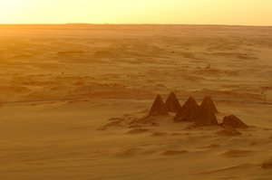ゲベル・バルカル、神殿群、ファラオ・タハルカ、ムト神殿、B300、ナイル川カレイマ町、2007年（写真）。 作： Kenneth Garrett