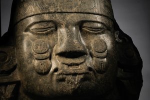 偉大なるアステカ人、MM7677、メキシコ、メキシコ・シティ、NMAH、緑色の石、コヨルシャウキの女神...、2008年（写真） 作： Kenneth Garrett