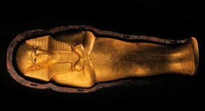 ツタンカーメンの墓の幼児棺；第18王朝；新王国時代；エジプト博物館；...2009年（写真） 作： Kenneth Garrett