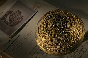 クロットドルフの金の帽子、天空の円盤; 青銅器時代; 古代文化; ドイツ, 2004 (写真) 作： Kenneth Garrett