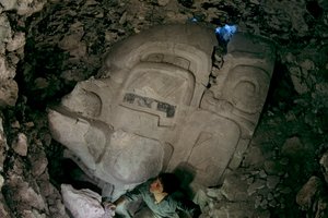 大型の先古典期漆喰マスク、グアテマラ、ホルムル、シヴァル、マヤ、フランシスコ・エストラダベリ、2008年（写真） 作： Kenneth Garrett