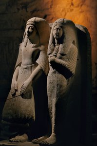 アメネミペット司祭とその妻の石灰岩二重像、新王国時代、2002年（写真） 作： Kenneth Garrett