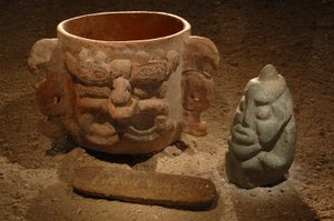 マヤ; マヤの壁画; サン・バルトロ; グアテマラ; ビル・サトゥルノ博士、2002年（写真） 作： Kenneth Garrett