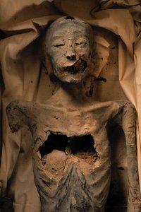 ツタンカーメン王の母親のミイラ（若い女性として知られる） 作： Kenneth Garrett