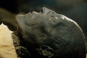 2002年、新王国時代第19王朝ファラオ、セティ1世のミイラ（写真）。 作： Kenneth Garrett