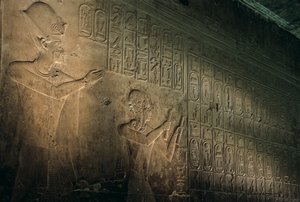 最古の王のリスト、アビドスのセティ1世神殿、ラムの後ろに立つセティ1世、2005年（写真）。 作： Kenneth Garrett