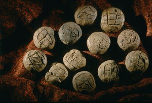 円形水疱; 遺物、オクサス文明; トルクメニスタン; ゴノル・デペ遺跡; ヴィクトル・サリ..., 2004年（写真）