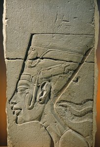 ネフェルティティ頭部浮彫りの彫刻家による模型、アマルナ、アテン神殿、石灰岩、2009年（写真）。 作： Kenneth Garrett