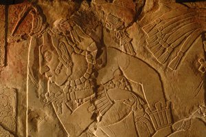 メキシコ、パレンケ、神殿19の玉座ベンチ、アカル・モ・ナブの彫刻、2005年（写真） 作： Kenneth Garrett