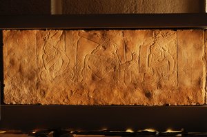 メキシコ、パレンケ、神殿19の玉座ベンチ、アカル・モ・ナブの彫刻、2005年（写真） 作： Kenneth Garrett