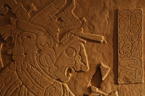 メキシコ、パレンケ、神殿21の王座台、アカル・モ・ナブ王の彫刻、2005年（写真） 作： Kenneth Garrett