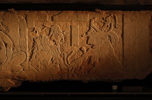 メキシコ、パレンケ、神殿21の王座台、アカル・モ・ナブ王の彫刻、2005年（写真） 作： Kenneth Garrett