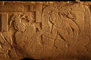 メキシコ、パレンケ、神殿21の王座台、アカル・モ・ナブ王の彫刻、2005年（写真） 作： Kenneth Garrett