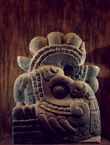 太陽神ハツシロポチルの武器である火蛇シウコアトル。 作： Kenneth Garrett