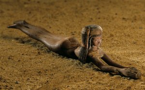 アメンヘテプ3世治世のウングエント・スプーン、木、金、2009年（写真） 作： Kenneth Garrett